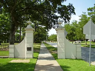 330px-RiverOaksgates
